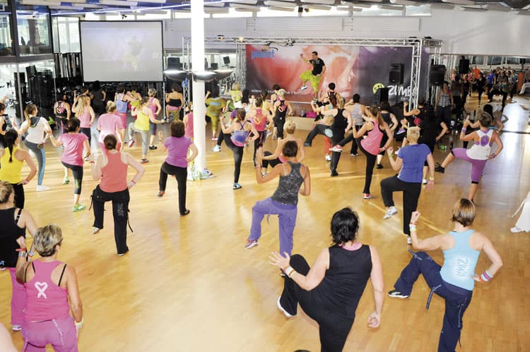 Zumbę ćwiczy się w grupach. Zumba – zajęcia w grupie.