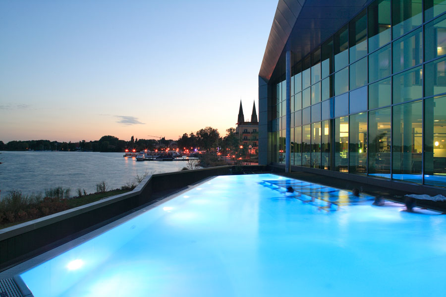 Hotel Mark Brandenburg, luksusowy hotel SPA z termami im. Teodora Fontane, położony jest nad jeziorem Neuruppin w Brandenburgii. Resort Mark Brandenburg w Neuruppin