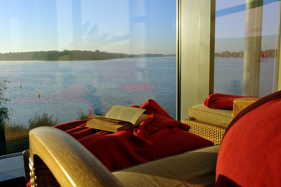 Sauna pływająca po jeziorze Neuruppin w Resort Mark Brandenburgii. Resort Mark Brandenburg, pływająca sauna